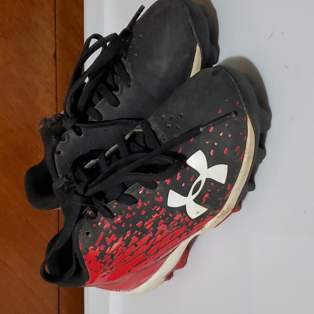 Kids Under Armour Cleats size 10